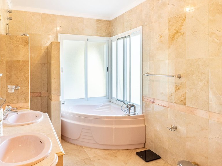 Villa for Sale in New Golden Mile, Malaga 17