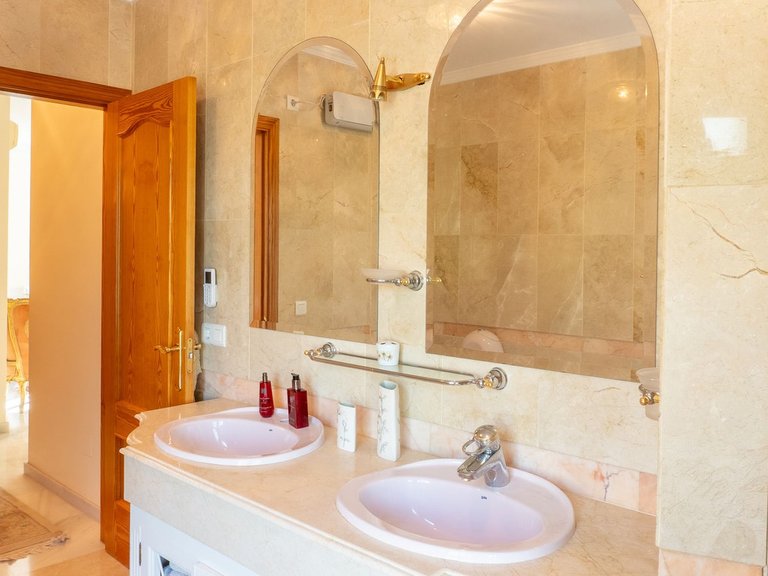 Villa for Sale in New Golden Mile, Malaga 18
