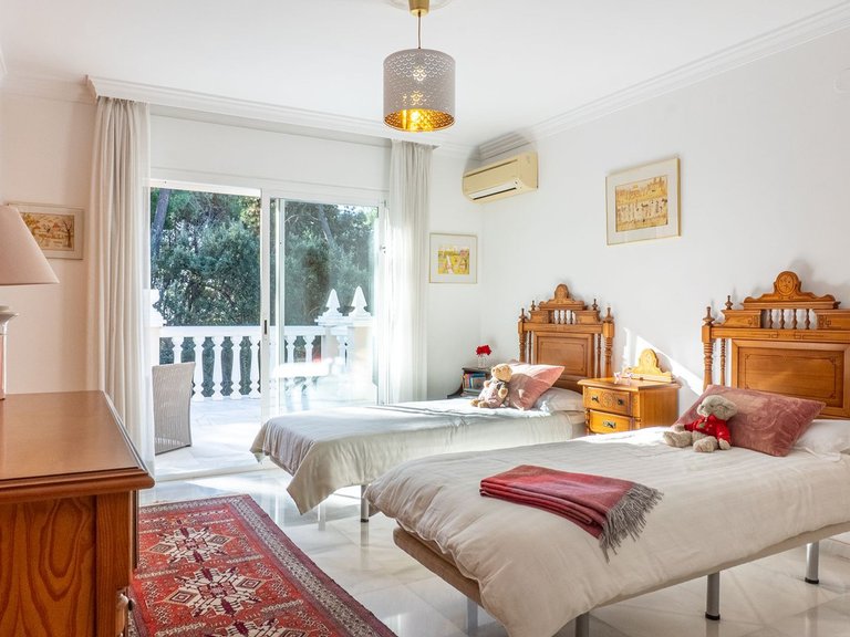 Villa for Sale in New Golden Mile, Malaga 25