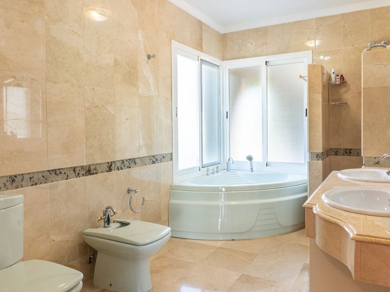 Villa for Sale in New Golden Mile, Malaga 32