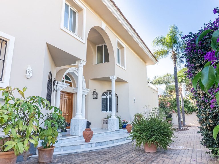 Villa for Sale in New Golden Mile, Malaga 4