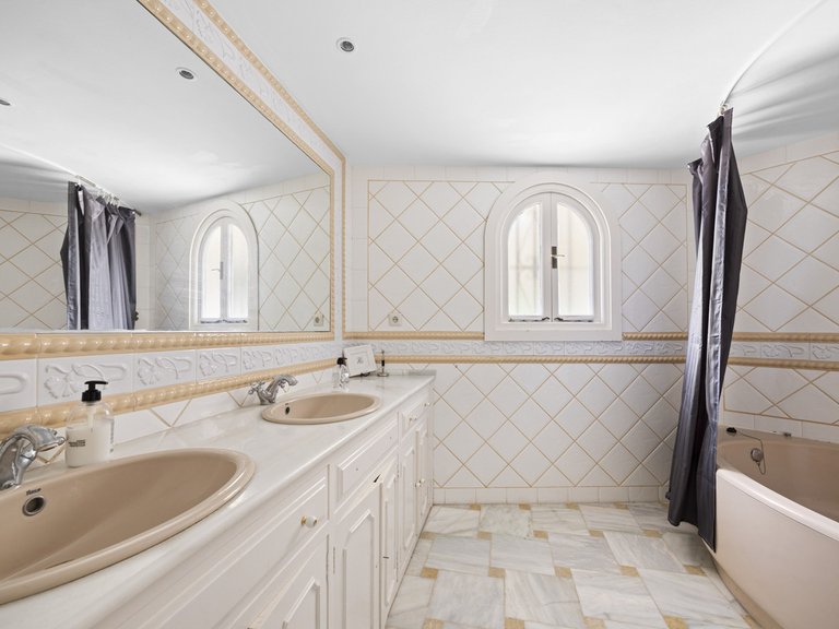 Villa for Sale in Benahavís, Malaga 18