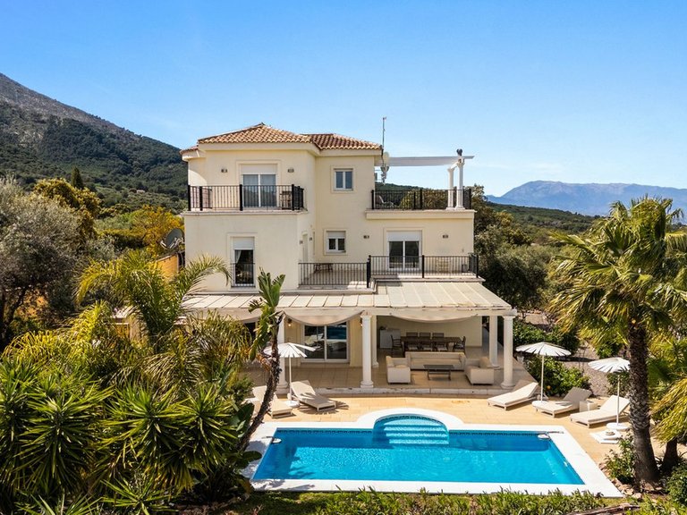 Villa for Sale in Alhaurín El Grande, Malaga 1