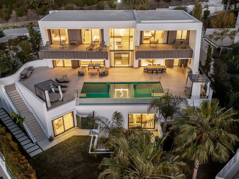 Villa for Sale in El Paraiso, Malaga 1