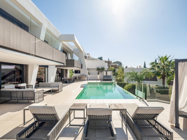 Villa for Sale in El Paraiso, Malaga 15