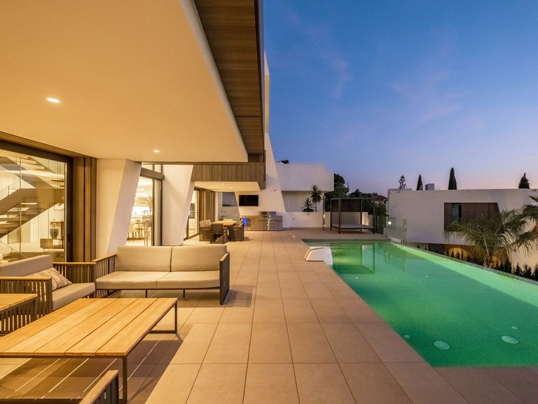 Villa for Sale in El Paraiso, Malaga 17