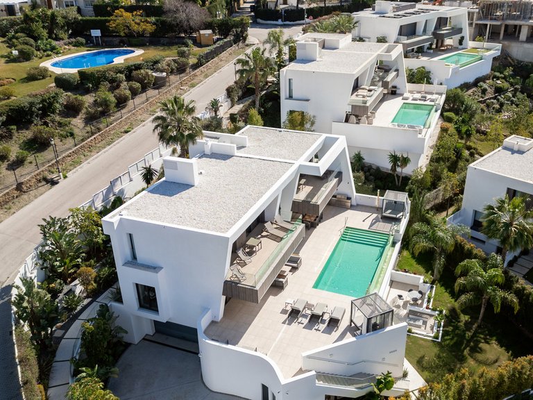 Villa for Sale in El Paraiso, Malaga 19