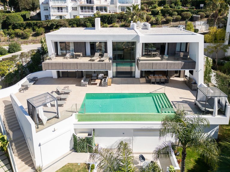 Villa for Sale in El Paraiso, Malaga 2