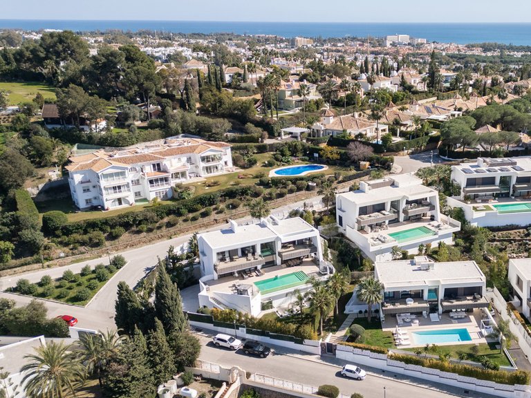 Villa for Sale in El Paraiso, Malaga 25