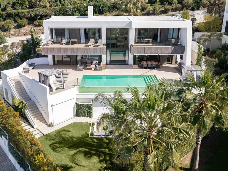 Villa for Sale in El Paraiso, Malaga 44