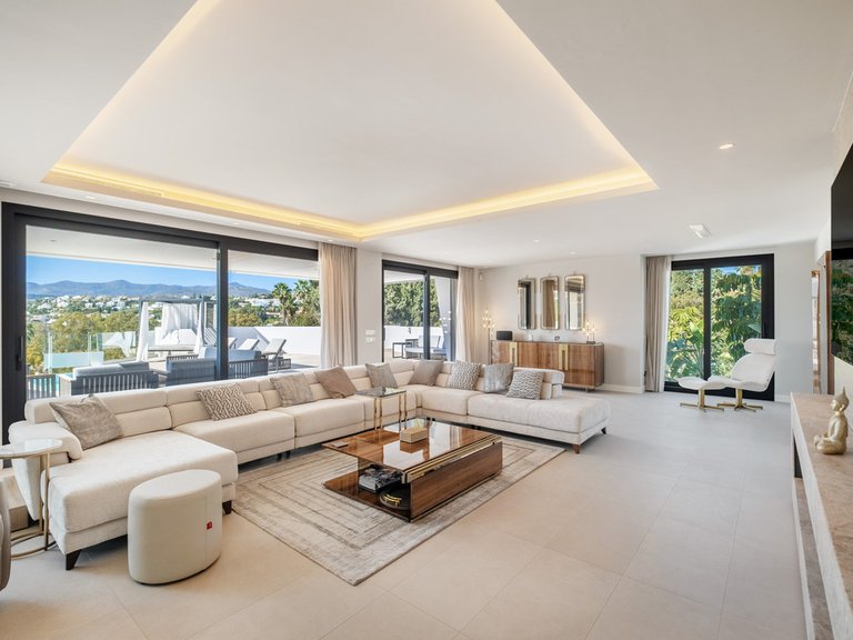 Villa for Sale in El Paraiso, Malaga 5