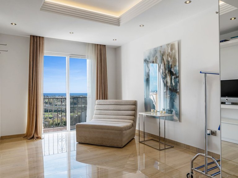 Apartment for Sale in Los Almendros, Malaga 25