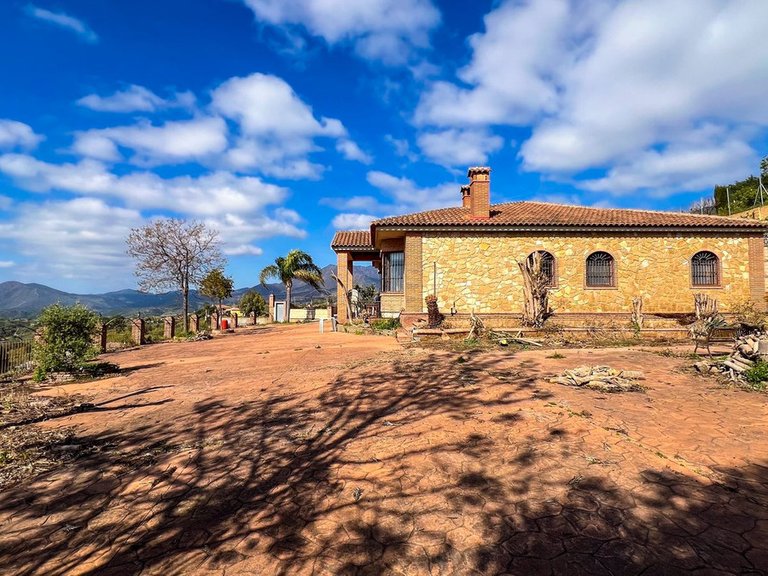Villa for Sale in Valtocado, Malaga 5