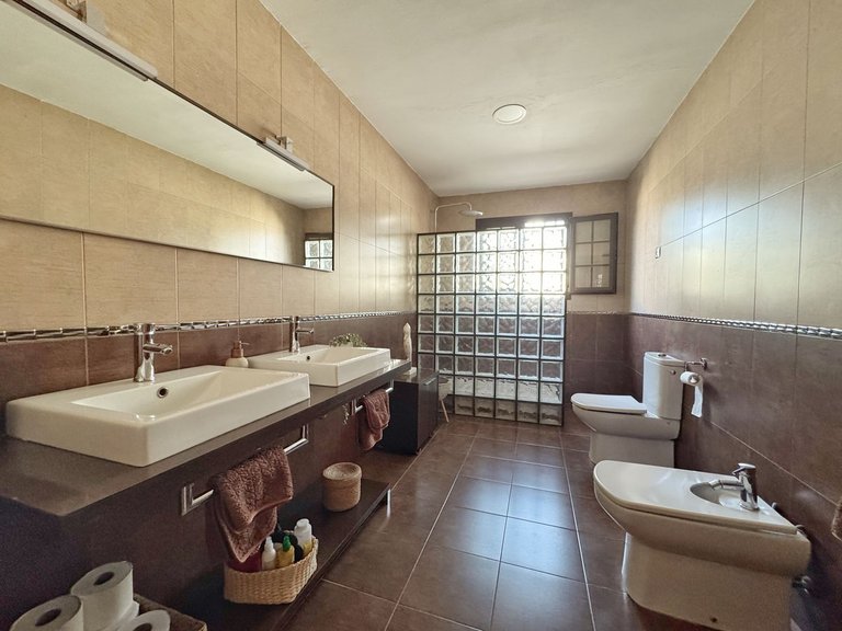 Villa for Sale in Sierrezuela, Malaga 18