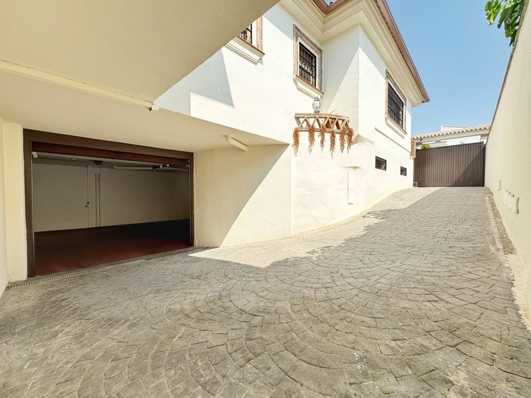 Villa for Sale in Sierrezuela, Malaga 28