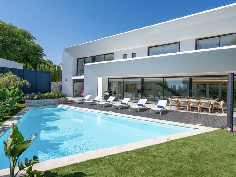 Villa for Sale in Cabopino, Malaga 1