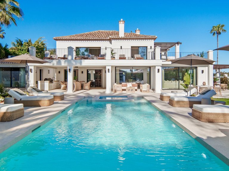 Villa for Sale in Nueva Andalucía, Malaga 1
