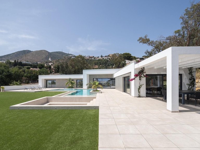 Villa for Sale in Benalmadena Costa, Malaga 1