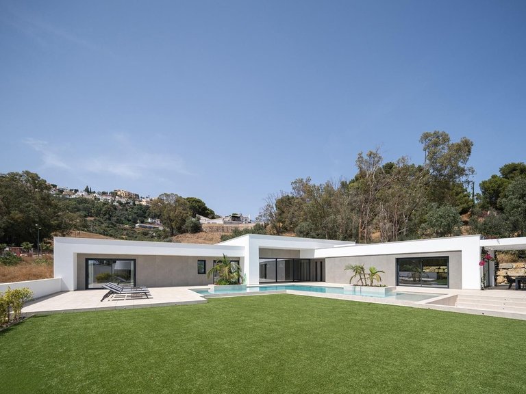 Villa for Sale in Benalmadena Costa, Malaga 2