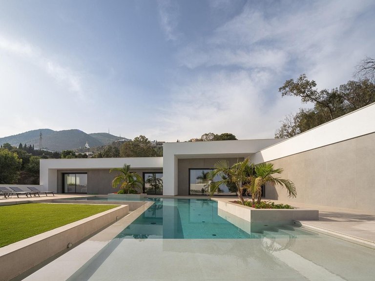 Villa for Sale in Benalmadena Costa, Malaga 4
