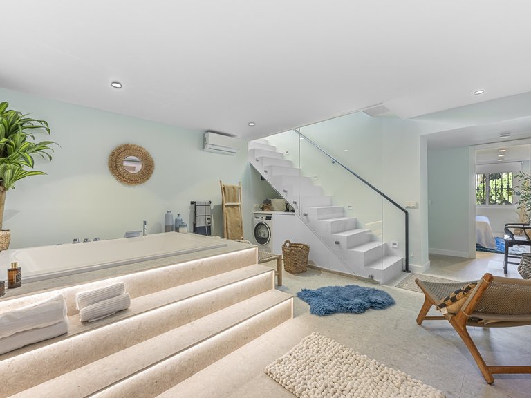 Villa for Sale in The Golden Mile, Malaga 40