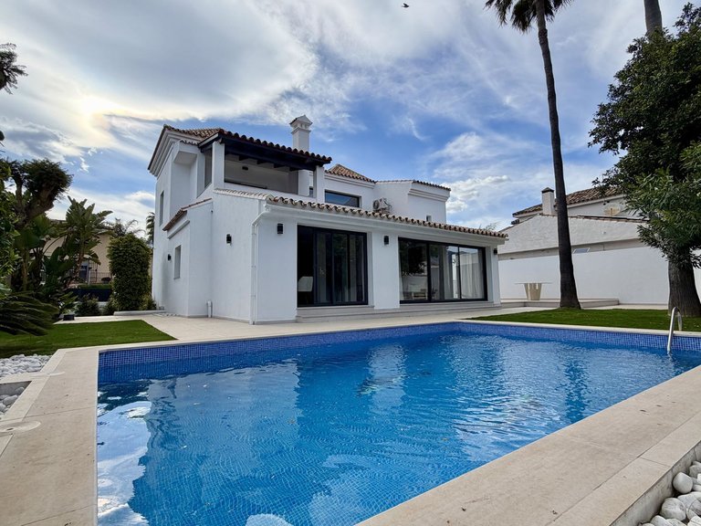 Villa for Sale in Puerto Banús, Malaga 1