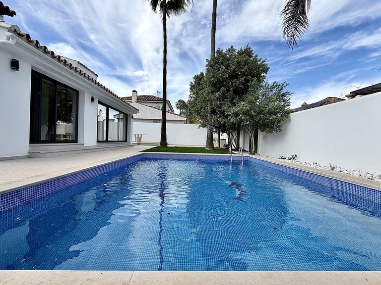 Villa for Sale in Puerto Banús, Malaga 3