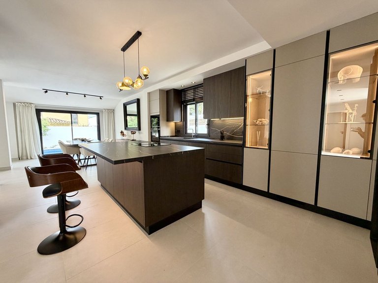 Villa for Sale in Puerto Banús, Malaga 5