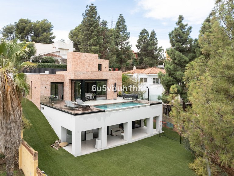Villa for Sale in El Atabal, Malaga 16