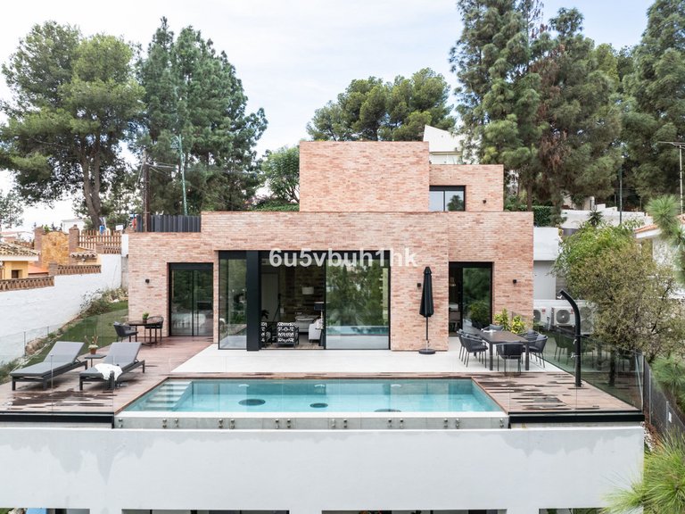 Villa for Sale in El Atabal, Malaga 5