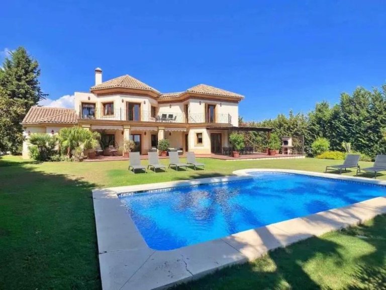 Villa for Sale in Los Flamingos, Malaga 1
