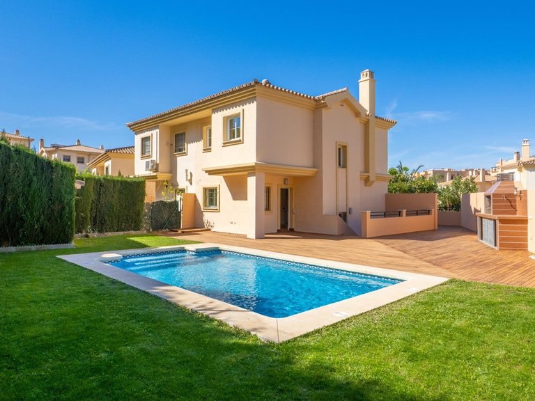 Villa for Sale in Los Pacos, Malaga 1