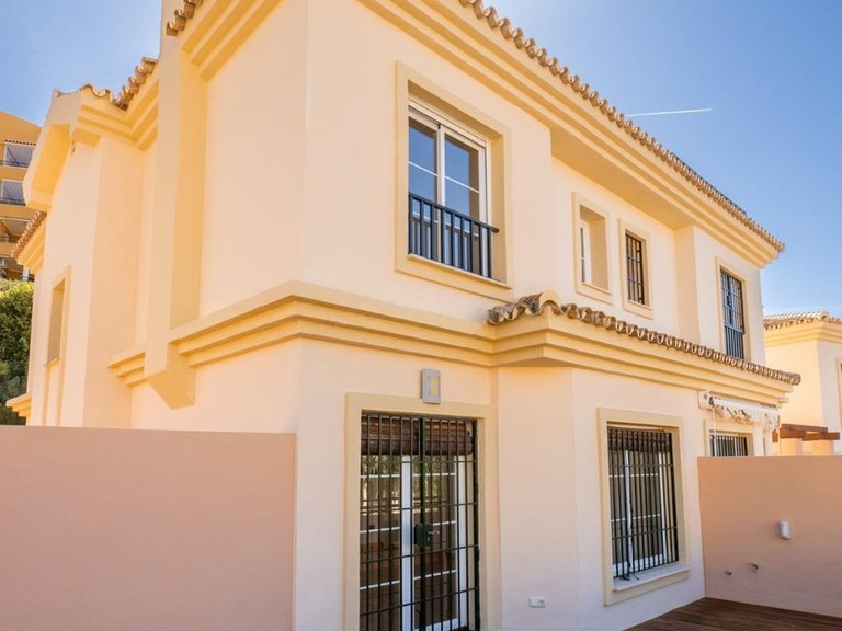 Villa for Sale in Los Pacos, Malaga 2