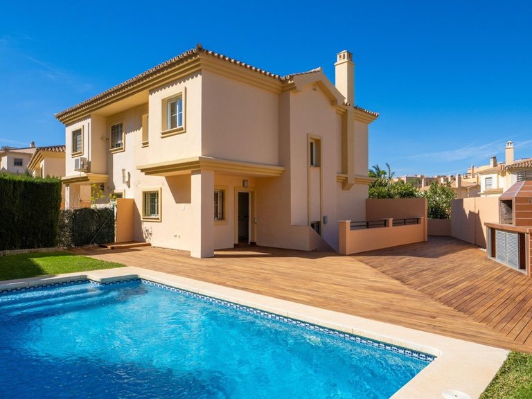 Villa for Sale in Los Pacos, Malaga 31
