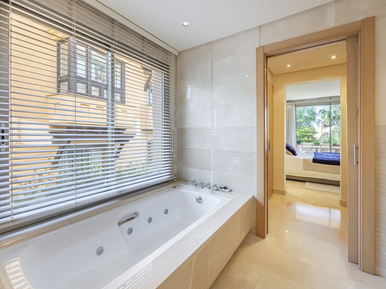 Apartment for Sale in The Golden Mile, Malaga 11