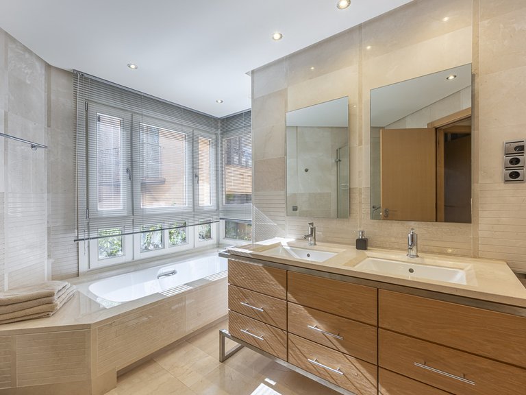 Apartment for Sale in The Golden Mile, Malaga 21