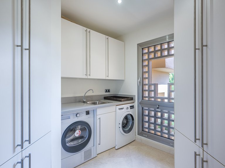 Apartment for Sale in The Golden Mile, Malaga 33