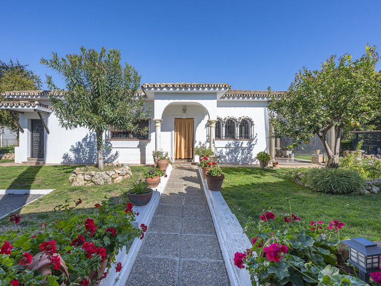 Villa for Sale in Guadalmina Alta, Malaga 1