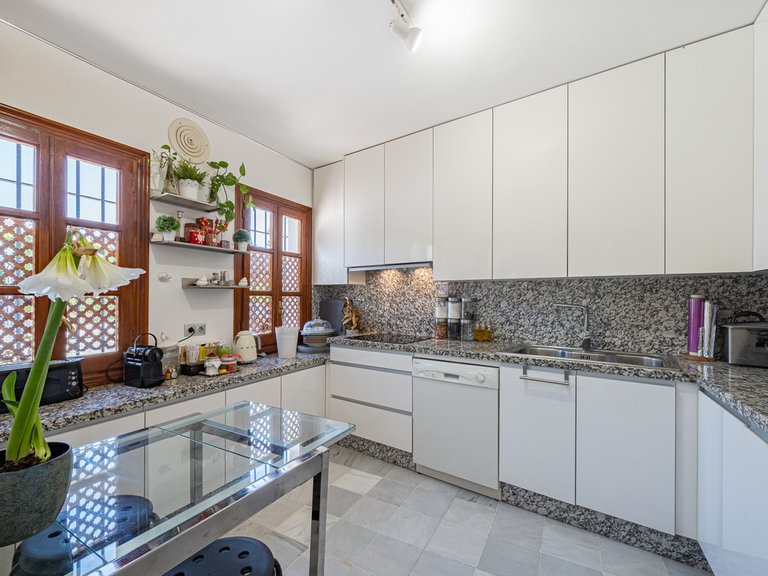 Villa for Sale in The Golden Mile, Malaga 12