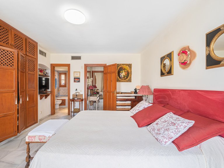 Villa for Sale in The Golden Mile, Malaga 25