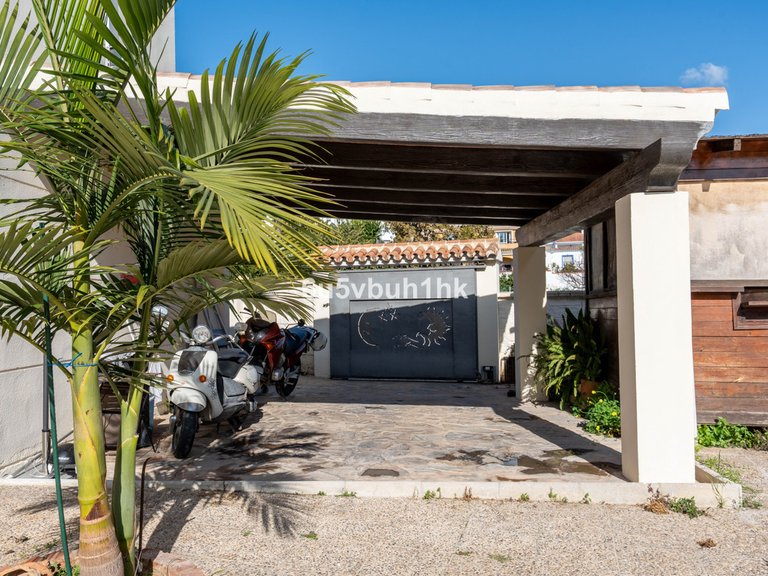 Villa for Sale in El Coto, Malaga 5