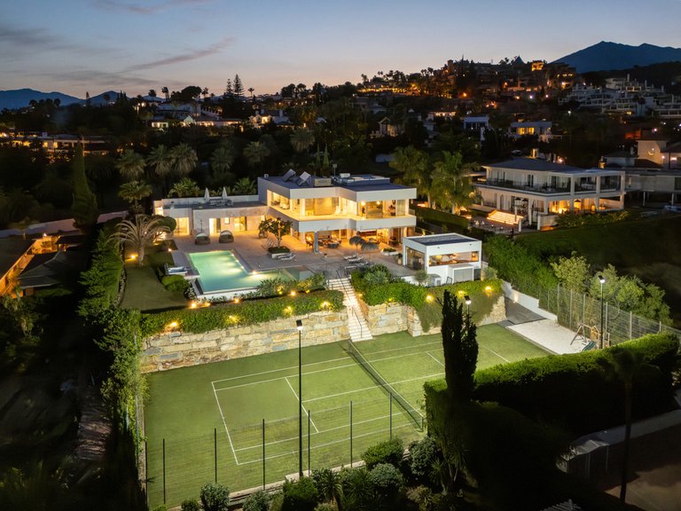 Villa for Sale in Nueva Andalucía, Malaga 2