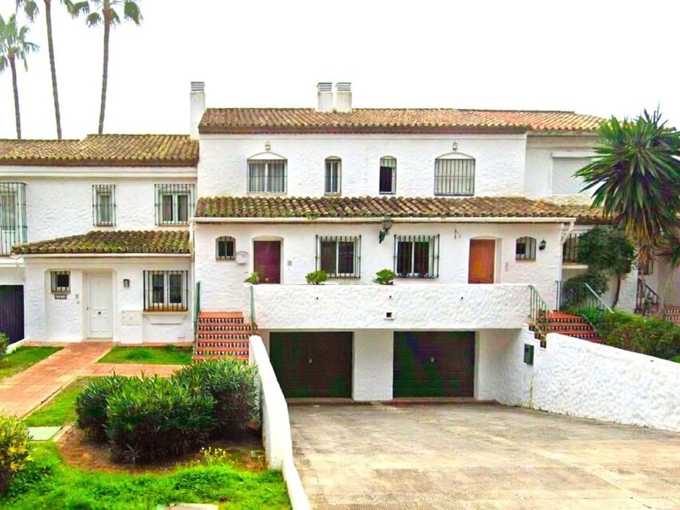 Apartment for Sale in El Paraiso, Malaga 1