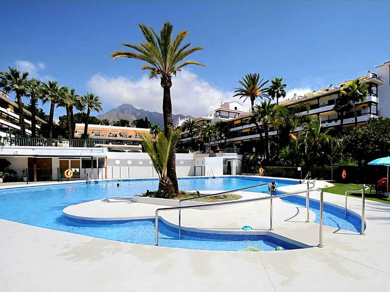 Apartment for Sale in The Golden Mile, Malaga 1