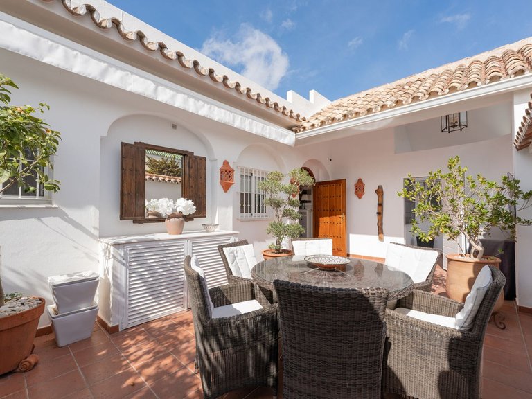 Villa for Sale in Nueva Andalucía, Malaga 1
