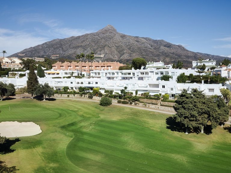 Villa for Sale in Nueva Andalucía, Malaga 28