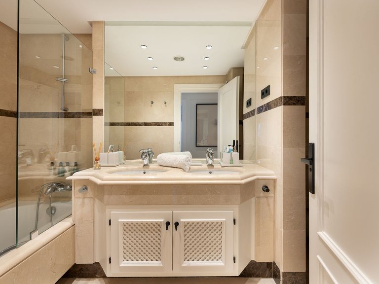 Apartment for Sale in Nueva Andalucía, Malaga 14