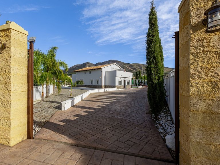 Villa for Sale in Alhaurín El Grande, Malaga 1