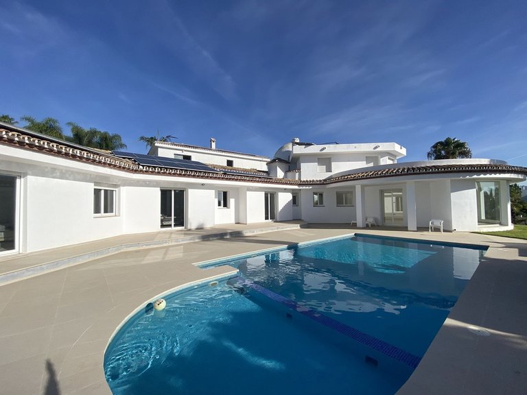 Villa for Sale in El Paraiso, Malaga 1