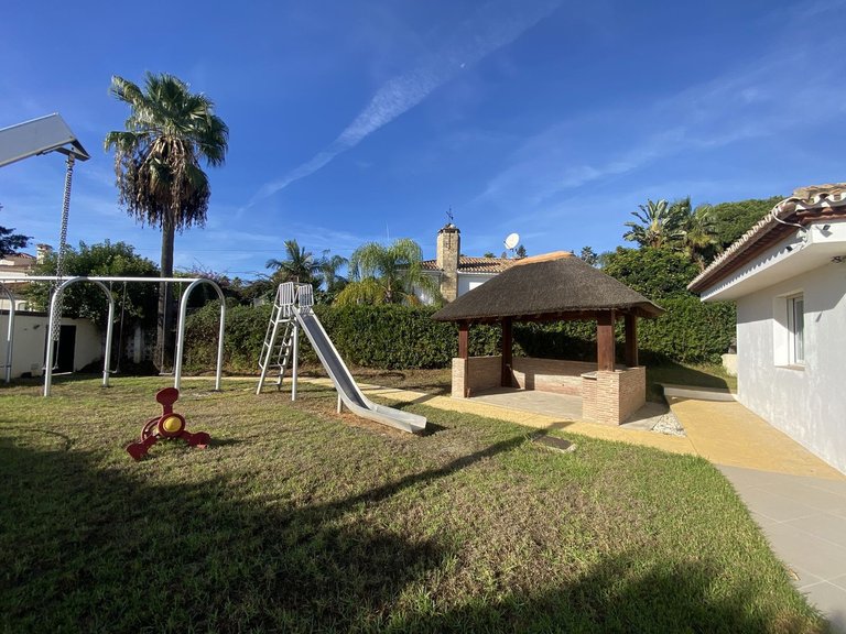 Villa for Sale in El Paraiso, Malaga 28